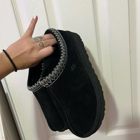 Ugg Talisman Slippers, Talisman Uggs, Talisman Uggs Outfit, Uggs Slippers Black, Black Tasman Uggs, Ugg Tasman Black, Uggs Black, Ugg Tasman Slippers, Trendy Shoes Sneakers