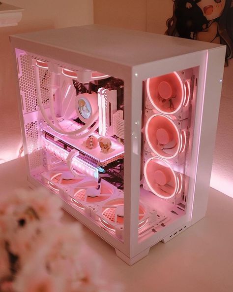 White And Pink Pc Build, Pc Tower Design, Pink Pc Case, White And Pink Gaming Setup, Pink Pc Build, Pc Build Ideas, Pc Set Ups, Aesthetic Pc Build, Cute Pc Build