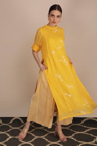 Tunics Online, Kurta For Women, Churidar Suits, Gaun Fashion, Designer Suit, Salwar Kamiz, Kurta Designs Women, Indian Dress, Indian Designer Outfits