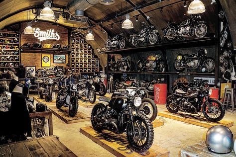 Motorcycle Showroom Interior, Industrial Coffee Shop, Grand Designs Houses, Classic Car Garage, Motorcycle Storage, Garage Furniture, Vintage Flea Market, Custom Bmw, Basement Bar Designs