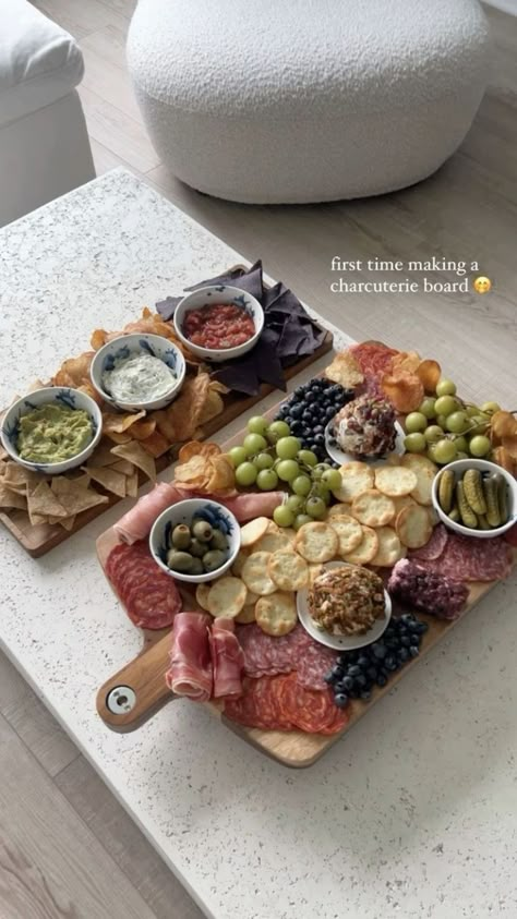 Healthy Hosting Snacks, Christmas Serving Table Decor, Birthday Supper Ideas, Dinner Party Snacks, Cheese Board Aesthetic, Aesthetic Charcuterie Board, Luxury Dinner Party, Charcuterie Board Aesthetic, Hosting Aesthetic