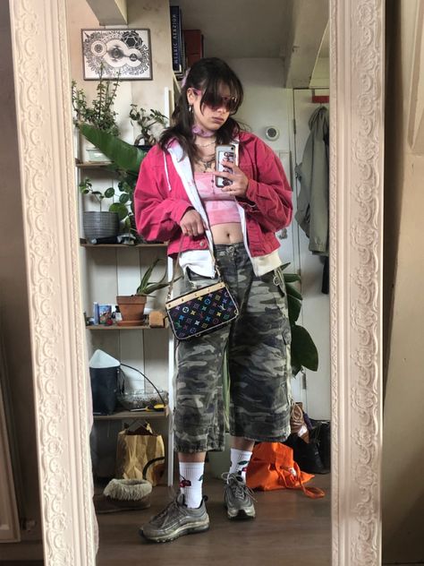 long cargo shirt y2k military camouflage pink jean jacket ribbons summer 2023 outfit inspo Cargo Shorts Outfit, 2023 Ootd, Pink Jean Jacket, Sporty Y2k, Military Shorts, Camouflage Shorts, Summer Ootd, 2023 Ss, Military Camouflage