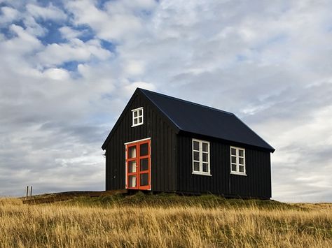 House Black Exterior, Small Black House, Paradise House, Black Cabin, Black Houses, Houses Design, Cabin Exterior, Black Barn, House White