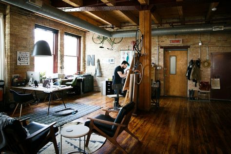 Nicole McQuade's Chicago Apartment #theeverygirl Eclectic Loft, Art Nouveau Arquitectura, Living Room New York, Chicago Apartment, New York Loft, Loft Industrial, Industrial Livingroom, Urban Industrial, Urban Loft