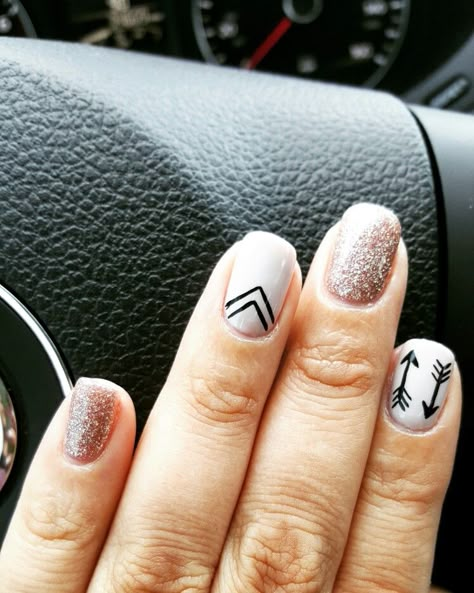 Nail design with accent nails - nude,  glitter and arrows Arrow Nails, Manicure Gel, Nails Nude, Super Nails, Her Nails, Fall Nail Colors, Make Up Nails, Gel Nail Designs, Up Nails