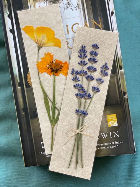 Dried Flowers Bookmark Diy, Dry Flower Bookmark, Diy Pressed Flower Bookmark, Pressed Flowers Bookmark, Pressed Flower Bookmark Diy, Dried Flowers Bookmark, Diy Bookmarks Aesthetic, Dried Flower Bookmarks, Pressed Flower Bookmarks