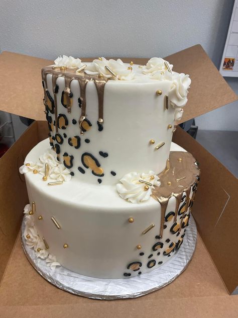 Leopard Print Cupcakes, Leopard Birthday Party, Cheetah Birthday Cakes, Animal Print Birthday Party, Happy Birday, Leopard Birthday Parties, Leopard Cake, Leopard Print Cake, Cheetah Birthday