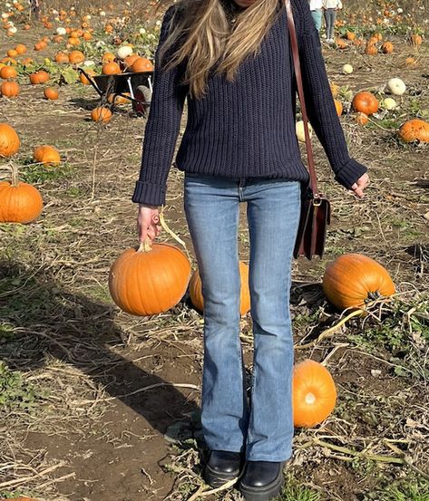 Autumn Flare Jeans Outfit, Fall Outfits Flared Jeans, Fall Outfits October, Autumn Outfits Flare Jeans, Flared Jeans With Sweater, Autumn Outfits With Jeans, Fall Outfits Flare Jeans, Boot Cut Jeans Outfit Fall, Fall Outfits With Flare Jeans