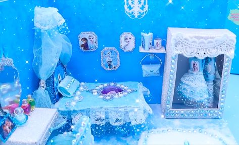 Frozen Dollhouse Makeover, Frozen Dollhouse, Diy Doll Room, Miniature Cardboard, Elsa Castle, Castle Dollhouse, Frozen Diy, Frozen Bedroom, Dollhouse Makeover