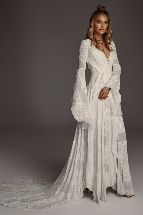 Wedding Dresses Hippie, Medieval Wedding, Hippie Wedding, Country Wedding Dresses, Traditional Bride, Bohemian Wedding Dress, Bohemian Wedding Dresses, Fall Wedding Dresses, Vestidos Vintage