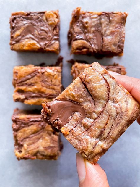 Eggless Nutella Blondies Eggless Blondies, Eggless Blondies Recipe, Egg Less Brownies, Nutella Blondies, Eggless Brownie Recipe, Dry Cakes, Eggless Cookies, Chocolate Chip Blondies, Eggless Desserts