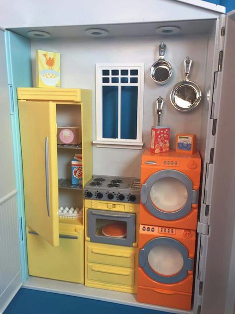 Folding Dollhouse, Colorful Dollhouse, Barbie Display, Barbie Rooms, Disney Frozen Toys, Folding House, Barbie Playsets, Frozen Toys, Art Performance