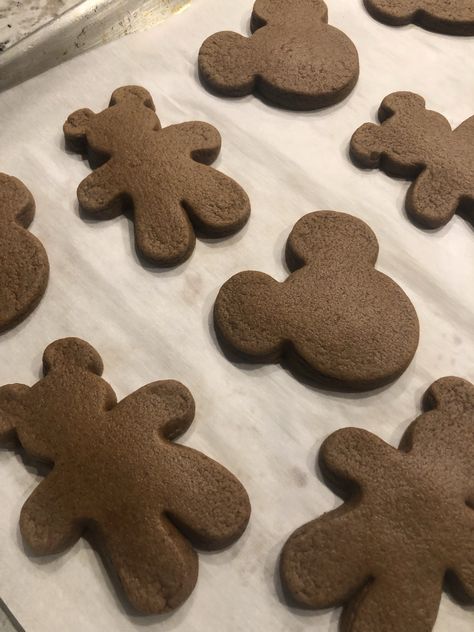 Disney Copycat Gingerbread cookie recipe Disney Gingerbread Recipe, Mickey Gingerbread Cookies, Disney Gingerbread Cookies, Disneyland Gingerbread Cookie Recipe, Disney Cookies Recipe, Christmas Disney Cookies, Disney Recipes Copycat, Disney Baking Recipes, Mickey Christmas Cookies