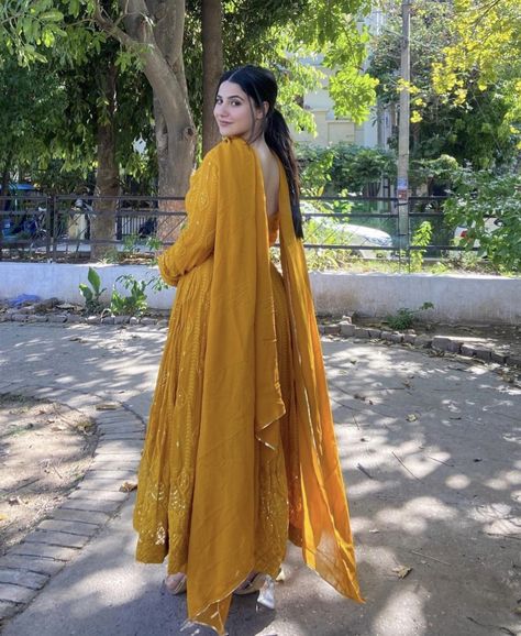 Jaya Kishori Ji, Shaadi Outfits, Heavy Suits, Suit Pic, Heavy Suit, Airport Pictures, Friend Photography, Yellow Suit, Yellow Gown