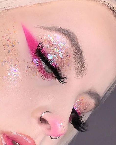 These Valentine's Day looks got us like 😱 - 💓 Ooh La La Palette 💓 Glitterally Obsessed in Disco Lady - @blondetaki - #PinkPalette… Clown Makeup Pretty, Spiderbite Piercings, Rosa Make-up, Halloween Make-up Looks, Drag Make-up, Latest Makeup Trends, Makeup Icons, Make Up Inspiration, Rave Makeup