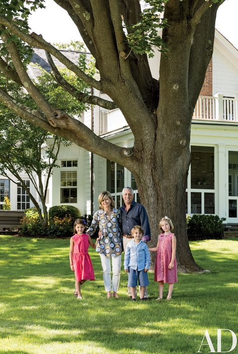 Look Inside Jon and Rebecca Bond’s Stylishly Remodeled Hamptons Getaway Photos | Architectural Digest Sawyer Berson, Hampton Living Room, East Hampton Houses, Neoclassical Home, Martha Stewart Home, Sonoma California, Alexa Hampton, New York Homes, New England Homes