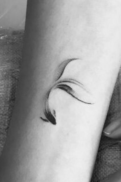 Pez Koi Tattoo, Tattoos For Women On Thigh, Goldfish Tattoo, Minimalist Tattoo Ideas, Meaningful Tattoos For Women, Koi Tattoo, Small Girl Tattoos, Small Tattoos Simple, Small Meaningful Tattoos