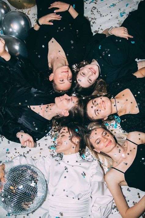 Nye Bachelorette Party, New Years Bachelorette Party, Birthday Group Photoshoot Ideas, Glitz And Glam Bachelorette Party, Mirrorball Party, Bridal Shower Photoshoot, New Year Photoshoot Ideas, Glam Bachelorette Party, Nye Photoshoot