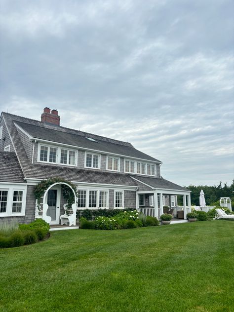 nantucket house summer aesthetic coastal new england Nantucket Mansion, House Summer Aesthetic, Preppy Nantucket, The Hamptons Aesthetic, Nantucket Style Homes Interior, East Coast House, Nantucket Aesthetic, Cod Aesthetic, Coastal Houses