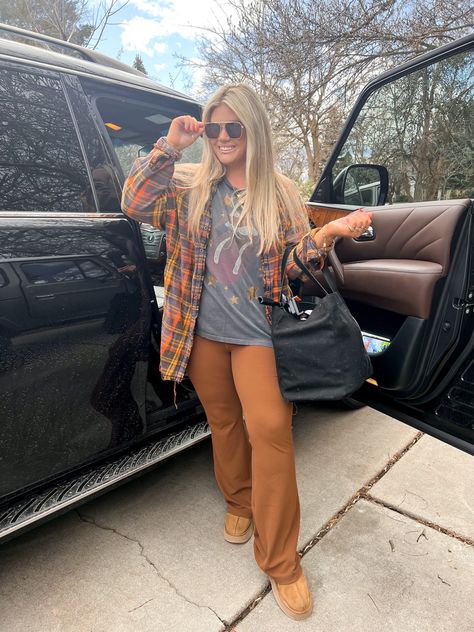 Comfy Travel Outfit Winter, Summer Road Trip Outfits, Road Trip Outfit Fall, Road Trip Outfits, Summer Road Trip Outfit, Road Trip Outfit, Leggings Outfit Fall, Comfy Travel Outfit, Fall Leggings