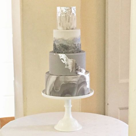 4-stöckige Hochzeitstorte im Marmor Look | #hochzeit #kuchen #grau #silber Grey Wedding Cake, Fondant Hand, Wedding Cake Marble, Gray Wedding Cake, 4 Tier Wedding Cake, Cupcakes Wedding, Wedding Cake Prices, Fondant Wedding Cakes, Silver Cake