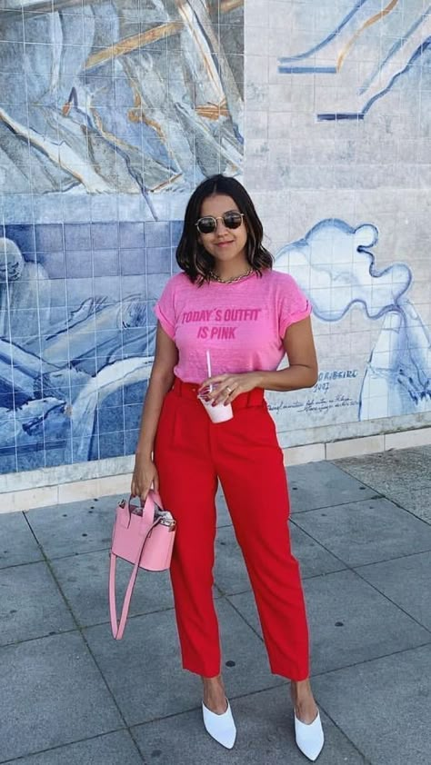 Pink Office Attire, Womens Funky Fashion, Colorful Accessories Outfit, Tshirt Outfit 2023, Colourful Business Outfit, Red And Pink Outfits For Women, Pink And Red Outfits For Women, Red Shirt Outfit Women, Pink Business Casual Outfits