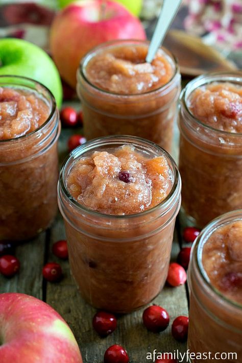 Slow Cooker Applesauce with Cranberries - This recipe couldn't be any easier! The perfect balance of sweet apples with a hint of tart cranberries. Strawberry Cake Batter, Beefy Mac, Cranberry Applesauce, Cranberries Recipes, Cupcakes Spring, Slow Cooker Applesauce, Sweet Apples, Crock Pot Desserts, Family Feast