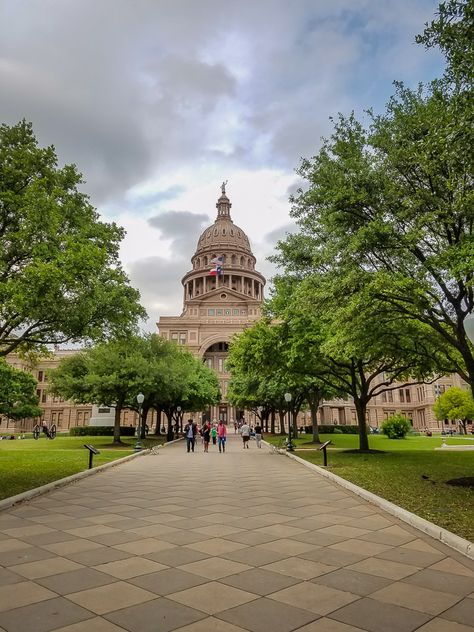 The Texas State Capitol-21 Tips for Your First Trip to Austin, Texas-www.casualtravelist.com Capitol Aesthetic, Trip To Austin Texas, Austin Trip, Texas Capitol, Austin Travel, Texas State Capitol, Riverside Hotel, Travel Secrets, American Road