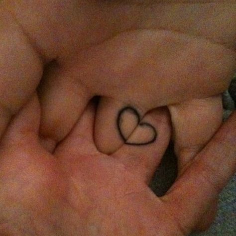 Holding hands reveals the heart :) Tato Realis, Best Couple Tattoos, Petit Tattoo, Ring Finger Tattoos, Tattoo Trend, Couples Tattoo Designs, Tattoos Skull, Ring Tattoos, Foto Tips