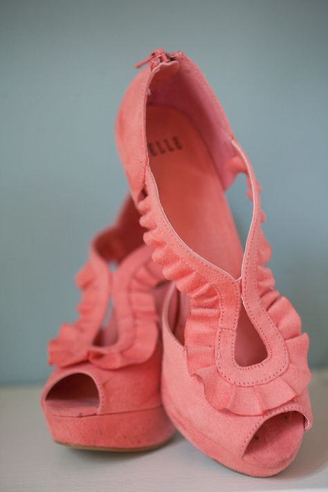 Coral Heels! Look Formal, Tan Shoes, 3 Shoes, Many Shoes, Outfit Trends, Fabulous Shoes, Crazy Shoes, If The Shoe Fits, Shoe Obsession