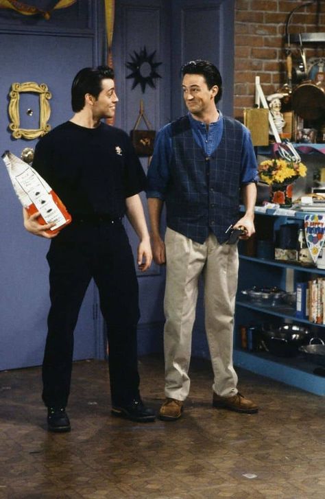 eather vest men business casual Chandler Friends, Joey Friends, Matt Leblanc, Friends Episodes, Friends Poster, Ross Geller, Friends Cast, Friends Tv Series, Joey Tribbiani