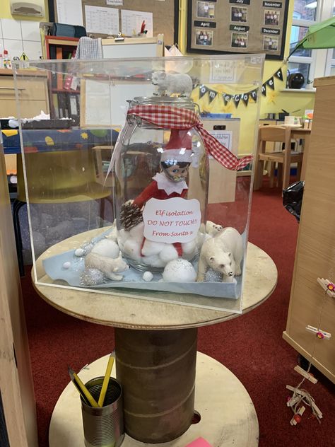 Christmas Curiosity Cube, Curiosity Cube Eyfs Ideas, Osc Activities, Cube Ideas, Investigation Area, Curiosity Box, Cold Places, Eyfs Classroom, Continuous Provision