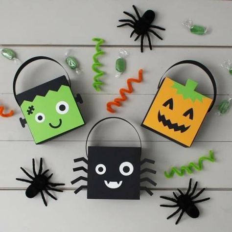 Halloween Goodie Bag Ideas, Halloween Goody Bags, Goodie Bag Ideas, Halloween Party Bags, Halloween Decor Diy, Halloween Goodie Bags, Halloween Candy Bags, Make Halloween, Diy Halloween Decor