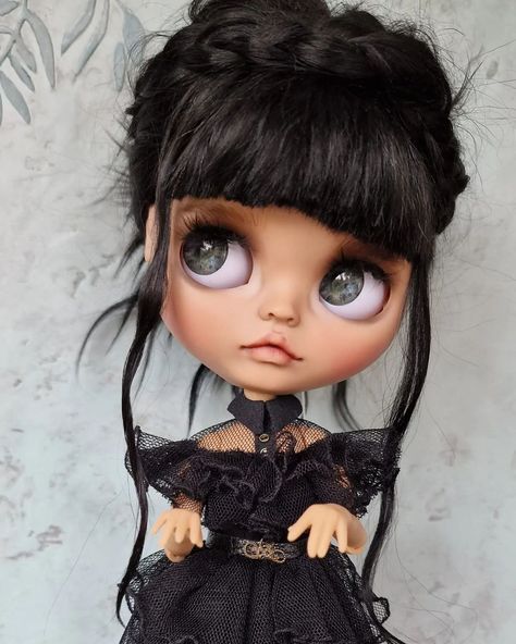 Blythe Dolls Cute, Wednesday Doll, Wednesday Party, Goth Dolls, Steampunk Dolls, Diva Dolls, Pullip Dolls, Gothic Dolls, Doll Painting