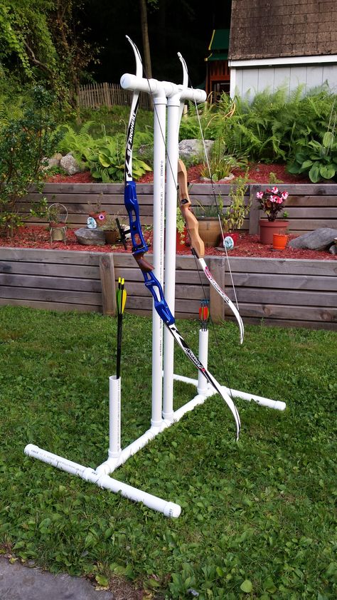 Bow and arrow holder made from pvc pipe, great for home archery ranges. Home Archery Range, Bow And Arrow Holder, Diy Arrows, Archery Target Stand, Diy Archery, Arrow Holder, Pvc Bow, Archery Targets, Archery Shop