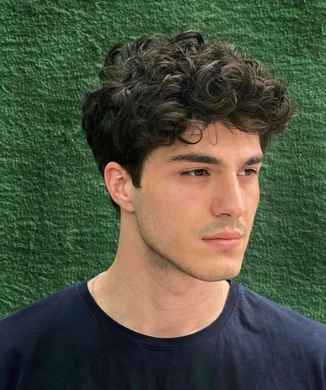 Men’s Cuts For Curly Hair, Short Mens Haircut Curly Wavy Hair, Curly Old Money Hairstyles Men, Guy Wavy Hair, Mens Hairstyles Medium Messy Wavy Hair, Men’s Wavy Haircuts, Cool Haircuts Men, Guys Hair Curly, Hairstyles For Guys With Curly Hair