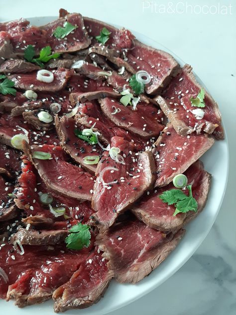 Le tataki de boeuf, vous connaissez ? C'est une recette assez festive, que j'adore et qui plait en général beaucoup. Un peu comme le fameux "Tigre qui pleure", c'est un morceau de bœuf juste saisi puis mariné dans une sauce japonaise parfumée. On est proche du [carpaccio](/recettes/carpaccio-de-boeuf) mais en plus fondant et savoureux. Beef Tataki, Pani Puri, Colorful World, Making Lunch, Fashion Enthusiast, Beauty Guru, Meat Dishes, Asian Recipes, Nail Design