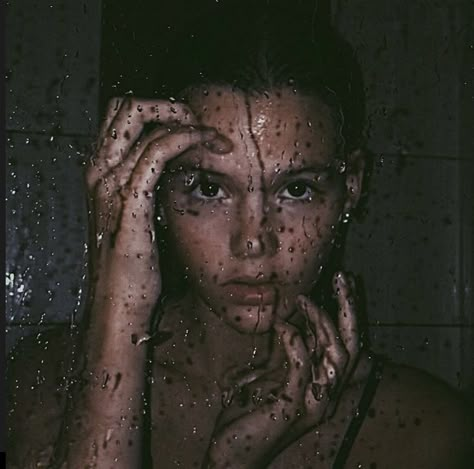 Shower Photoshoot, Photographie Indie, Person Photography, Photoshoot At Home, Photography Ideas At Home, Home Photo Shoots, Home Photoshoot, Self Photography, Shotting Photo