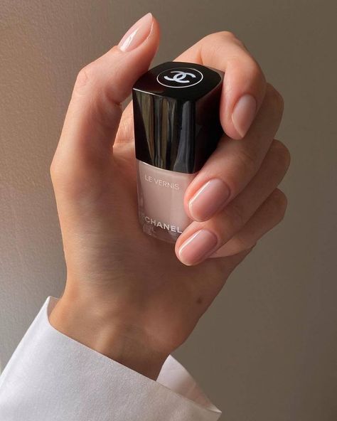 The Best of Chanel for Elegant, Natural Nails — Viveura Neutral Nail Polish Colors, Emerald Nails, Essie Nail Colors, New Nail Trends, Chanel Nail Polish, Milky Nails, Chanel Nails, Minimal Nails, Clean Nails