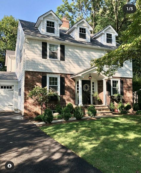 Classic Suburban House, Lower Middle Class Homes, Small Suburban House Exterior, Small Suburban House, Middle Class Homes, Suburban House Exterior, Suburban Summer, Fall Houses Exterior, Bloxburg Homes