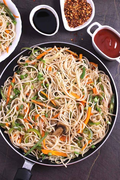 Noodles Photography, Indian Noodles, How To Cook Noodles, Veg Hakka Noodles, Veg Noodles, Rolled Chicken Recipes, Hakka Noodles, Veg Restaurant, Vegetable Noodles