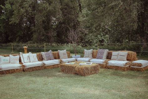 Hay Bale Wedding Seating Hay Bale Couch by Linda Glassman Hay Bales Wedding Seating, Hay Bale Wedding, Hay Bale Seating, Ideas Matrimonio, Glamping Weddings, Wedding Ceremony Seating, Rustic Wedding Seating, Rustic Wedding Table Decor, Pallets Diy