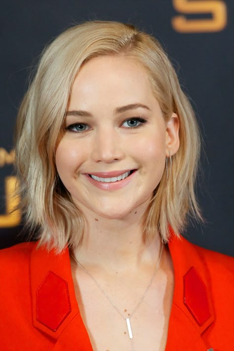 Jennifer Lawrence Hunger Games Red Carpet - Jennifer Lawrence Beauty | teenvogue Hanna Barron, Mystique Jennifer Lawrence, Dr Murphy, Rachel Leigh Cook, Jennifer Lawrence Hunger Games, Celeb Hairstyles, Jessica Alba Hair, Jennifer Lawrence Hair, Susan Storm