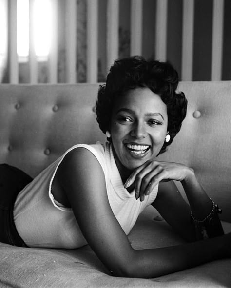 Dorothy Dandridge photographed at home by Allan Grant, 1954 Klasik Hollywood, Dorothy Dandridge, Black Actresses, Vintage Black Glamour, Black Hollywood, Old Hollywood Glamour, Best Actress, Hollywood Glamour, Classic Hollywood