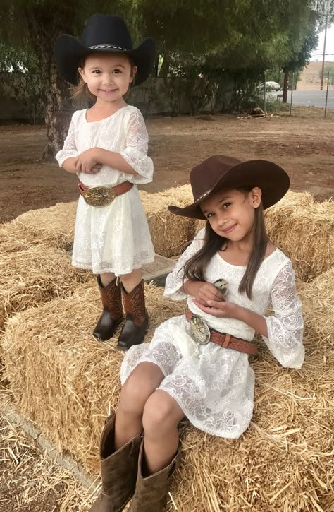 Girls Cowgirl Outfits Kids, Little Cowgirl Outfit Kids Girl, Kids Cowgirl Outfit, Girls Cowgirl Outfit, Cowgirl Birthday Outfit, Mode Country, Cowgirl Birthday Party, Fiesta Outfit, Cowgirl Birthday