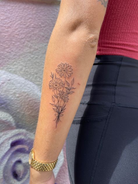 Daisy With Vines Tattoo, Four Flower Tattoo, Women Outer Forearm Tattoo, Gerber Daisy Bouquet Tattoo, Daisy Side Tattoo, Daisy Mandala Tattoo Design, Birth Flower Daisy Tattoo, Daisy Bouquet Tattoo Simple, Long Stem Daisy Tattoo