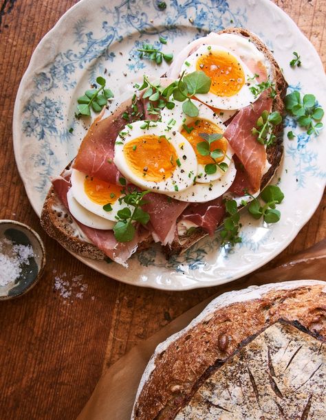 Eggs And Prosciutto Breakfast, Prosciutto Egg Sandwich, Prosciutto And Eggs, Bacon Eggs And Toast, Host Recipes, Prosciutto Breakfast, Prosciutto Toast, Gourmet Toast, Prosciutto Recipes