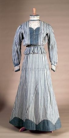 1905 Cotton Dress 1905, American. Looks kinda nautical and perfect for walking along the seaside. 1914 Dress, Edwardian Day Dress, Sewing Journal, 1900 Fashion, Victorian Dresses, 1900s Fashion, Historic Clothing, Edwardian Dress, Victorian Clothing