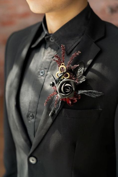 24 Beautiful Black Wedding Ideas - LADY WEDDINGS Prom Boutonniere, Groomsmen Party, Dark Wedding Theme, Boutonnieres Prom, Burgundy Dahlia, Boho Country, Maroon Wedding, Black Grapes, Amber Crystal