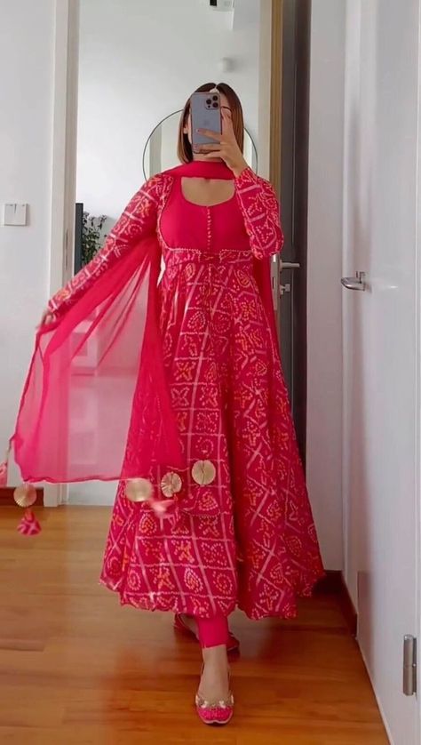 Fashion Designer Dresses, Gown Indian, Trendy Outfits Indian, Alaska Fashion, Bandhani Dress, Long Gown Design, Inner Work, Anarkali Dress Pattern, Designer Suit